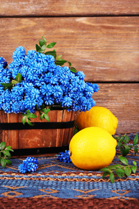 蓝钟花与柠檬木制背景