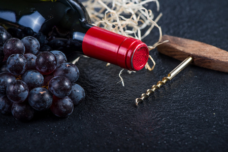 红葡萄酒瓶葡萄和开瓶器