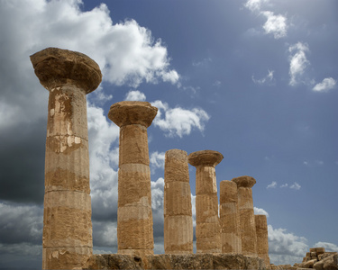 古希腊神庙的赫拉克勒斯的阿格里琴托，西西里岛仍是