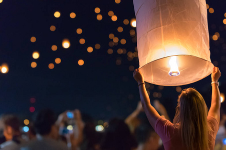 在泰国清迈灯节节或漂浮灯笼节释放漂浮灯笼的妇女