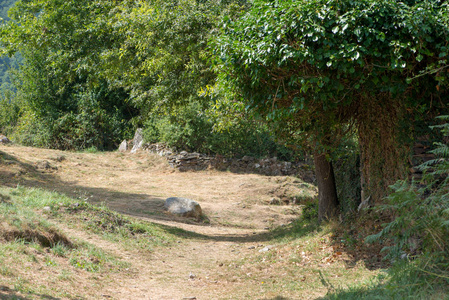 西班牙嫂子山谷中的山路