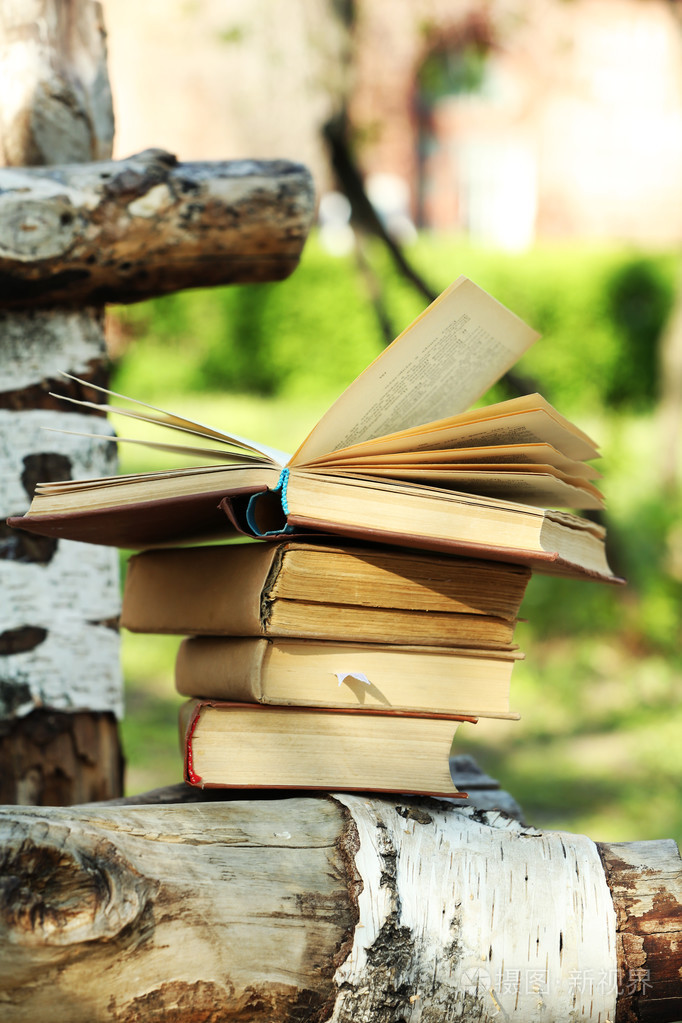 一摞书在户外