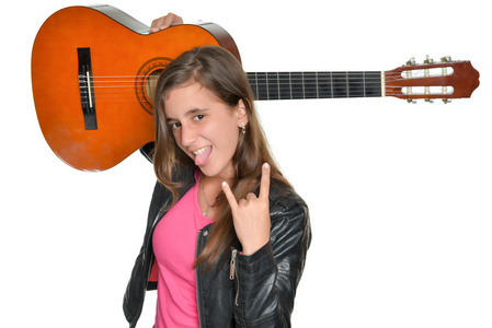 时尚西班牙裔少女背着一把吉他