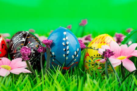 在绿色草地上的行中的多彩复活节彩蛋。