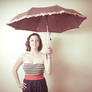 复古的伞的年轻女人肖像