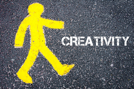 黄色的行人图走向创造力图片