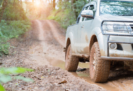 肮脏的越野汽车, Suv 覆盖在农村道路上的泥, 越野轮胎, 越野旅行和驾驶概念