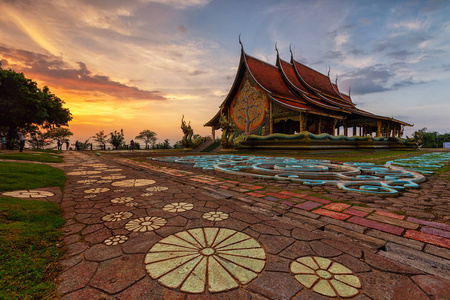 泰国乌汶府佛教寺庙 wat sirindhorn wararam 或 wat phu pr过 o 的日落场景