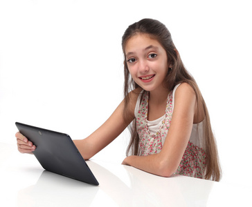 美丽的青少年女孩与一台平板电脑
