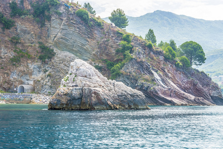 地中海海岸 海滩 酒店背景布德瓦山区。黑山