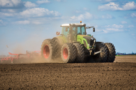拖拉机在外地母猪照片