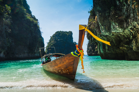 小船在海上对岩石在泰国