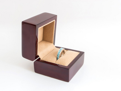 木制的盒子及钻石戒指