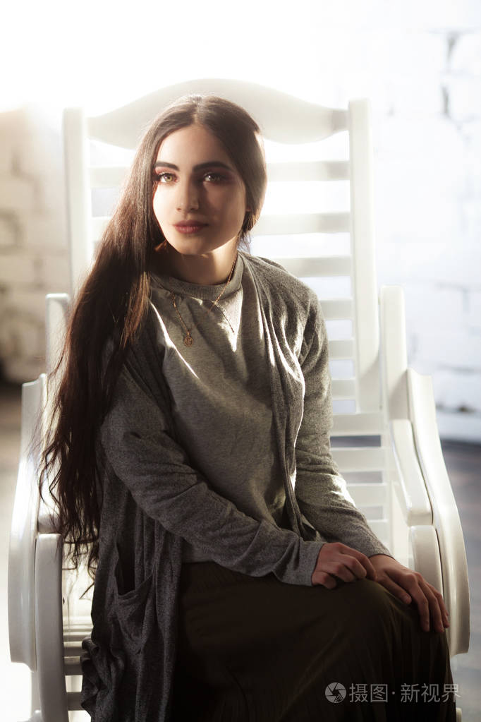 年轻的阿拉伯女孩与东方化妆和流动的头发美容和时尚肖像