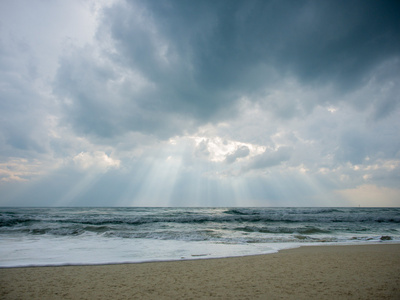 风雨如磐的海景。甲米奥南