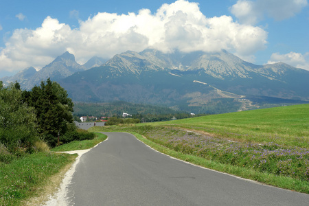 道路 山脉和云在斯洛伐克