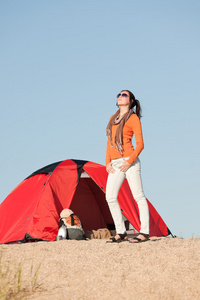 上海滩帐篷外面露营快乐的女人