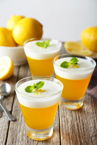 柠檬明胶甜点在眼镜的美味柠檬果冻照片