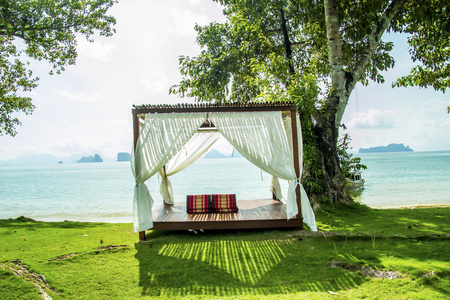 放松沙豪华在海边的沙滩上放松放松的豪华床照片