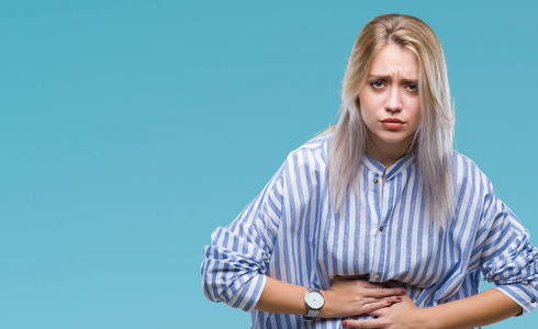 漂流瓶里恶心年轻的金发女人在孤立的背景下, 手放在胃里, 因为恶心