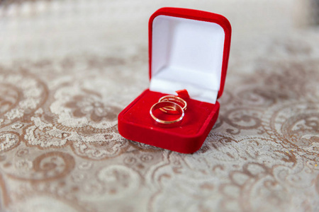 红盒子上的两个金结婚戒指, 结婚戒指背景概念