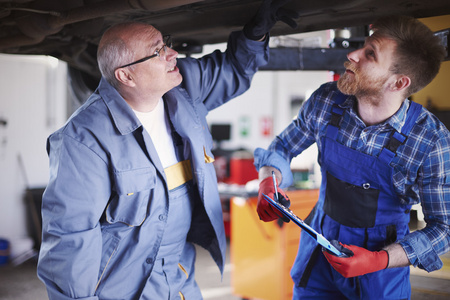 男性工人检查车