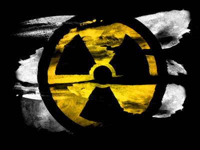 核辐射符号与水彩的黑色纹理纸上绘