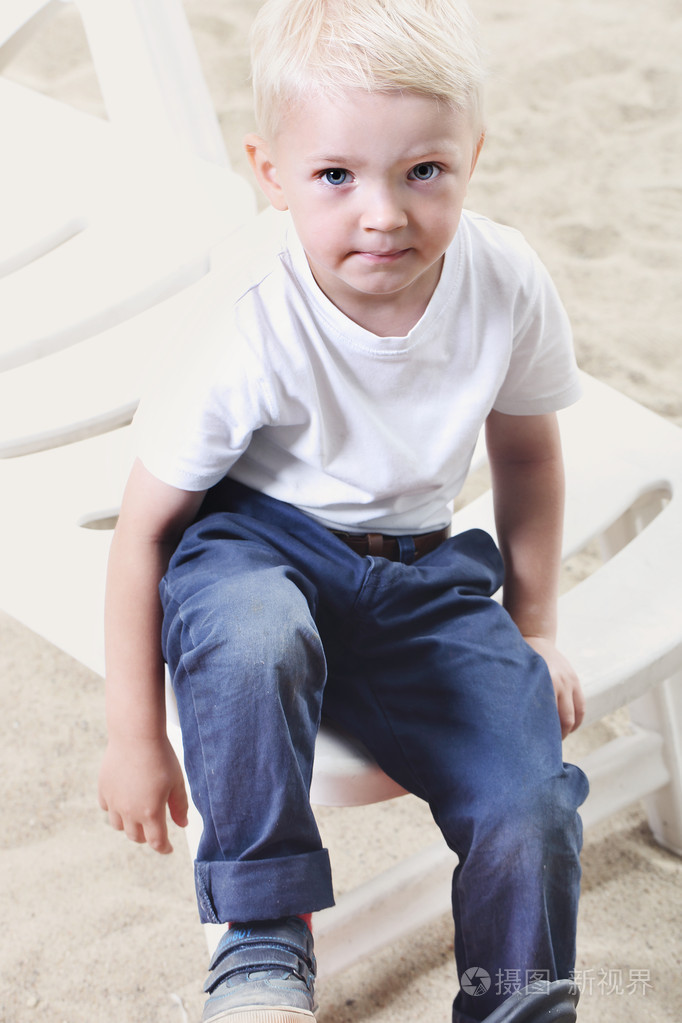 漂亮的小男孩在沙滩上