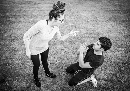 男友虐待的女孩图片