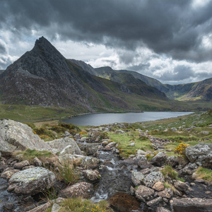 斯诺登尼亚 Llyn Ogwen 附近溪流的美丽景观意象向 Tryfan 的背景动