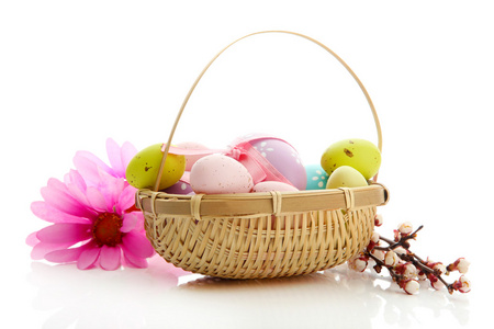 美丽的复活节彩蛋和杏花在篮子里上白色, 隔离