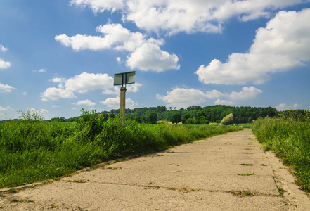 空农村公路穿过田野