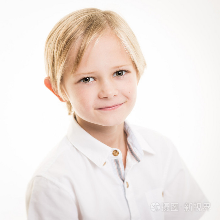 金发碧眼的小男孩,孤立的白衬衫