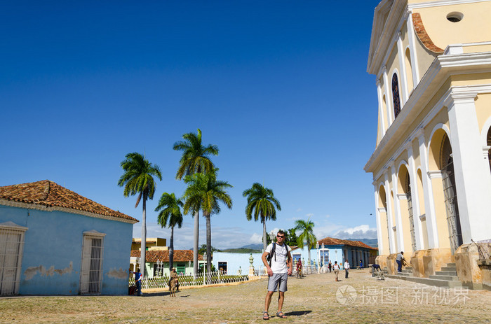 在特立尼达主要广场上的人