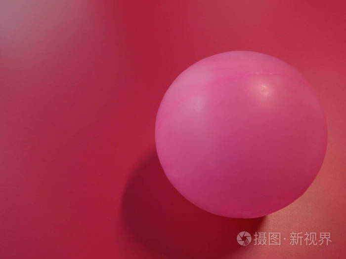 粉红色的球在粉红色的背景