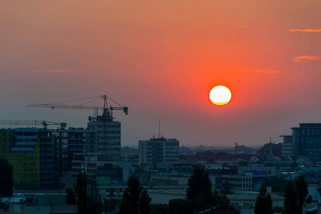 在城市的夕阳。城市日落全景