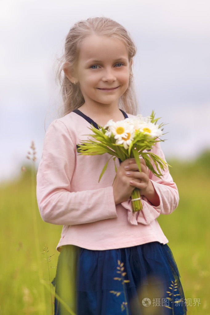 金发碧眼的小微笑肖像