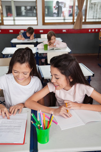 女学生在教室里一起学习