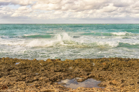 一个海洋景观, 一条海岸和波浪撞击岩石对美丽的天空