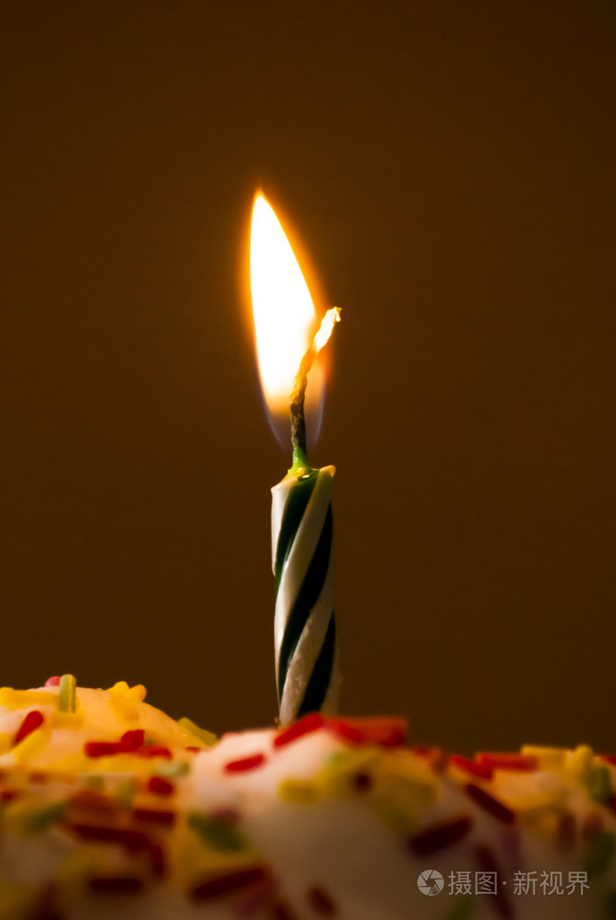 与点亮蜡烛的蛋糕