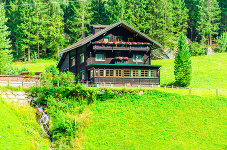 小木屋和在奥地利高山草甸
