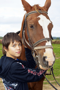 年轻的男孩宠物一匹马
