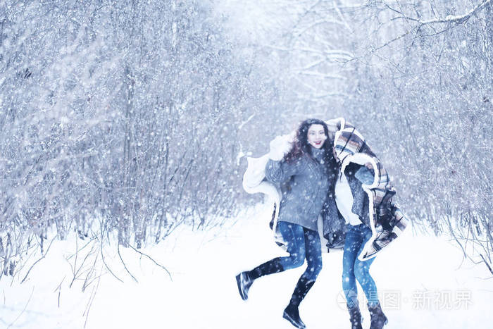 美丽的女孩在美丽的冬天雪