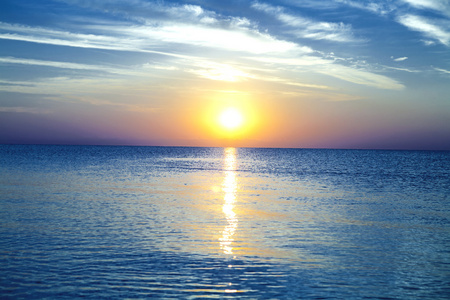 蓝蓝的天空 阳光和大海照片