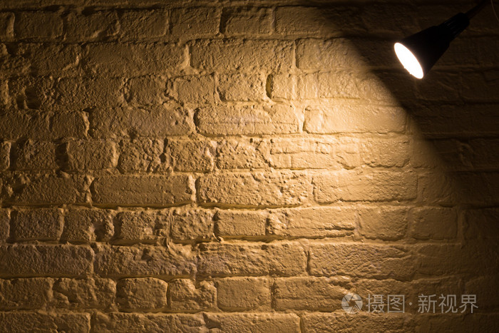 聚光灯在一堵墙