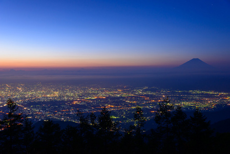 甲府与富士山的景观