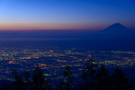 甲府与富士山的景观