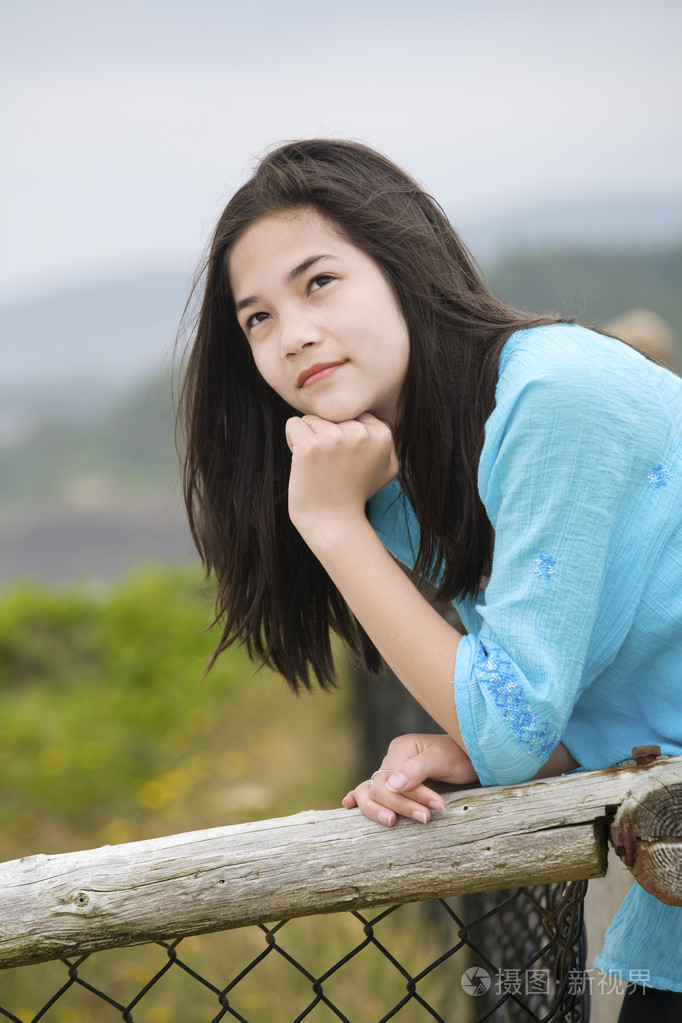 由海洋岸与沉思的表情,青春期混血儿女孩上厕所