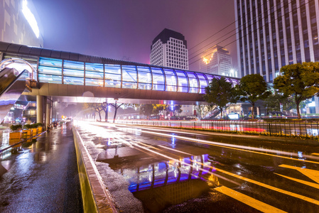 在万家灯火的城市交通灯步道图片