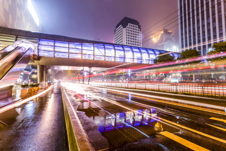 在万家灯火的城市交通灯步道